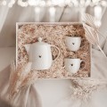 Pakowanie na Prezent Duże - Eleganckie Ozdobne Opakowanie dla Obdarowanej Osoby na Każdą Okazję Zbliżenie na złote zdobienie na białym produkcie porcelanowym Pakowanie na Prezent Duże - Eleganckie Ozdobne Opakowanie