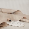 Mała podstawka/spodek na biżuterię - glina jasna Biały produkt porcelanowy Nadzwyczajnie.pl ze złotym zdobieniem i napisem Mała podstawka/spodek na biżuterię - glina jasna
