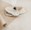 Mała podstawka/spodek na biżuterię - glina jasna Produkt porcelanowy ze złotym zdobieniem Mała podstawka/spodek na biżuterię - glina jasna Nadzwyczajnie.pl — widok z boku