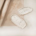 Mała podstawka/spodek na biżuterię - glina jasna Zbliżenie na złote zdobienie na białym produkcie porcelanowym Mała podstawka/spodek na biżuterię - glina jasna