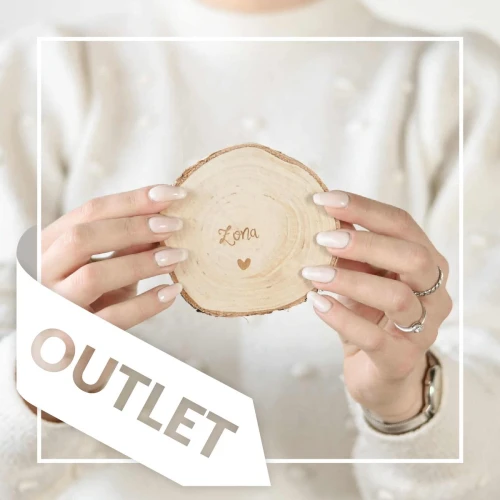 Biały kubek porcelanowy Nadzwyczajnie.pl ze złotym zdobieniem i napisem Podkładka drewniana pod kubek - Żona OUTLET