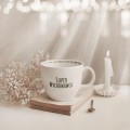 Kubek 1 litr - DLA NAUCZYCIELA z imionami dzieci przy krawędzi Biały kubek porcelanowy Nadzwyczajnie.pl ze złotym zdobieniem i napisem Kubek 1 litr - DLA NAUCZYCIELA z imionami dzieci