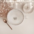 Kubek 1 litr - DLA NAUCZYCIELA z imionami dzieci przy krawędzi Zbliżenie na złote zdobienie na białym kubku porcelanowym Kubek 1 litr - DLA NAUCZYCIELA z imionami dzieci przy krawędzi