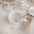 Biały Kubek Porcelanowy 500 ml - Motyw Złotego Serca z Pytaniem Zostaniesz Moją Świadkową na Dnie dla Przyjaciółki na Wieczór Panieński Zbliżenie na złote zdobienie na białym kubku porcelanowym Biały Kubek Porcelanowy 500 ml - Motyw Złotego Serca z Pytaniem