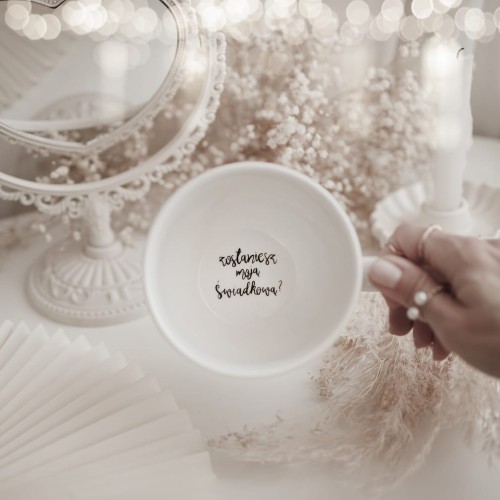 Biały Kubek Porcelanowy 500 ml - Motyw Złotego Serca z Pytaniem Zostaniesz Moją Świadkową na Dnie dla Przyjaciółki na Wieczór Panieński