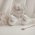 Zestaw 2 białych kubków porcelanowych 300 ml - Napis mąż i żona dla małżonków na rocznicę ślubu Zestaw porcelanowy ze złotym zdobieniem kubków 300 ml - Mąż Żona ZŁOTY NAPIS Nadzwyczajnie.pl — widok z boku na białym tle
