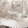 Zestaw 2 białych kubków porcelanowych 300 ml - Napis mąż i żona dla małżonków na rocznicę ślubu Zbliżenie na złote zdobienie na białym zestawie porcelanowym kubków 300 ml - Mąż Żona ZŁOTY NAPIS Nadzwyczajnie.pl