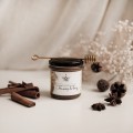 Naturalny miód 200 g - Dodatek kardamonu do kawy na święta dla miłośników kawy Produkt porcelanowy ze złotym zdobieniem Miód do kawy z kardamonem - 200 g Nadzwyczajnie.pl — widok z boku na białym tle