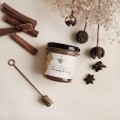 Naturalny miód 200 g - Dodatek kardamonu do kawy na święta dla miłośników kawy Zbliżenie na złote zdobienie na białym produkcie porcelanowym Miód do kawy z kardamonem - 200 g Nadzwyczajnie.pl