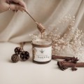 Naturalny miód 200 g - Dodatek kardamonu do kawy na święta dla miłośników kawy Biały produkt porcelanowy Nadzwyczajnie.pl ze złotym zdobieniem i napisem Miód do kawy z kardamonem - 200 g