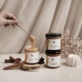 Naturalny miód 200 g - Dodatek kardamonu do kawy na święta dla miłośników kawy Eleganckie opakowanie prezentowe produktu porcelanowego ze złotym zdobieniem Nadzwyczajnie.pl — Miód do kawy z kardamonem