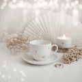 Biała filiżanka porcelanowa 200 ml ze spodkiem o cienkim rancie - motyw złotych serduszek dla przyjaciółki na urodziny Filiżanka porcelanowa ze złotym zdobieniem ze spodkiem CIENKI RANT - ZŁOTE SERDUSZKA Nadzwyczajnie.pl — widok z boku na
