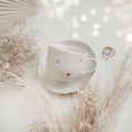 Biała filiżanka porcelanowa 200 ml ze spodkiem o cienkim rancie - motyw złotych serduszek dla przyjaciółki na urodziny Biały filiżanka porcelanowa Nadzwyczajnie.pl ze złotym zdobieniem i napisem ze spodkiem CIENKI RANT - ZŁOTE SERDUSZKA —