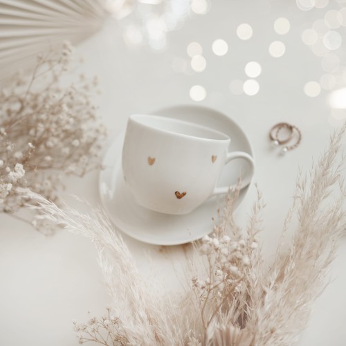 Biała filiżanka porcelanowa 200 ml ze spodkiem o cienkim rancie - motyw złotych serduszek dla przyjaciółki na urodziny