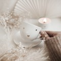 Biała filiżanka porcelanowa 200 ml ze spodkiem o cienkim rancie - motyw złotych serduszek dla przyjaciółki na urodziny Zbliżenie na złote zdobienie na białym filiżance porcelanowej ze spodkiem CIENKI RANT - ZŁOTE SERDUSZKA Nadzwyczajnie.pl