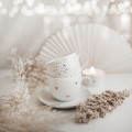 Biała filiżanka porcelanowa 200 ml ze spodkiem o cienkim rancie - motyw złotych serduszek dla przyjaciółki na urodziny Eleganckie opakowanie prezentowe filiżanki porcelanowej ze złotym zdobieniem Nadzwyczajnie.pl — ze spodkiem CIENKI RANT -