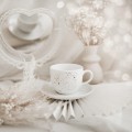 Biała filiżanka porcelanowa 200 ml ze spodkiem - nakrapiane złotem zdobienie z cienkim rantem dla miłośniczki kawy na urodziny Filiżanka porcelanowa ze złotym zdobieniem ze spodkiem CIENKI RANT - Nakrapiana złotem Nadzwyczajnie.pl — widok z boku na