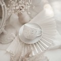 Biała filiżanka porcelanowa 200 ml ze spodkiem - nakrapiane złotem zdobienie z cienkim rantem dla miłośniczki kawy na urodziny Biały filiżanka porcelanowa Nadzwyczajnie.pl ze złotym zdobieniem i napisem ze spodkiem CIENKI RANT - Nakrapiana złotem —