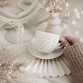 Biała filiżanka porcelanowa 200 ml ze spodkiem - nakrapiane złotem zdobienie z cienkim rantem dla miłośniczki kawy na urodziny Zbliżenie na złote zdobienie na białym filiżance porcelanowej ze spodkiem CIENKI RANT - Nakrapiana złotem Nadzwyczajnie.pl