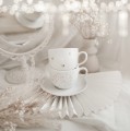 Biała filiżanka porcelanowa 200 ml ze spodkiem - nakrapiane złotem zdobienie z cienkim rantem dla miłośniczki kawy na urodziny Eleganckie opakowanie prezentowe filiżanki porcelanowej ze złotym zdobieniem Nadzwyczajnie.pl — ze spodkiem CIENKI RANT -