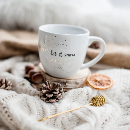 Biały kubek porcelanowy Nadzwyczajnie.pl ze złotym zdobieniem i napisem Nakrapiany złotem - Let it snow — 300 ml