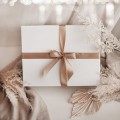 Pakowanie na Prezent Średnie - Eleganckie Ozdobne Opakowanie dla Obdarowanej Osoby na Każdą Okazję Biały produkt porcelanowy Nadzwyczajnie.pl ze złotym zdobieniem i napisem Pakowanie na Prezent Średnie - Eleganckie