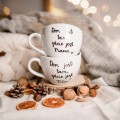 Zestaw 2 białych filiżanek porcelanowych ze spodkami 500 ml - napis dom jest tam gdzie jest tata dom jest tam gdzie jest mama ze złotym sercem dla rodziców na rocznicę ślubu Eleganckie opakowanie prezentowe filiżanki porcelanowej ze złotym sercem Nadzwyczajnie.pl — filiżanek 500 ml ze spodkami