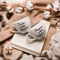 Zestaw 2 białych kubków porcelanowych 500 ml - napisy Mamo jesteś wyjątkowa i Tato jesteś najlepszy ze złotym sercem dla rodziców na rocznicę ślubu Eleganckie opakowanie prezentowe zestawu porcelanowego ze złotym sercem Nadzwyczajnie.pl — kubków 500 ml - Mamo jesteś