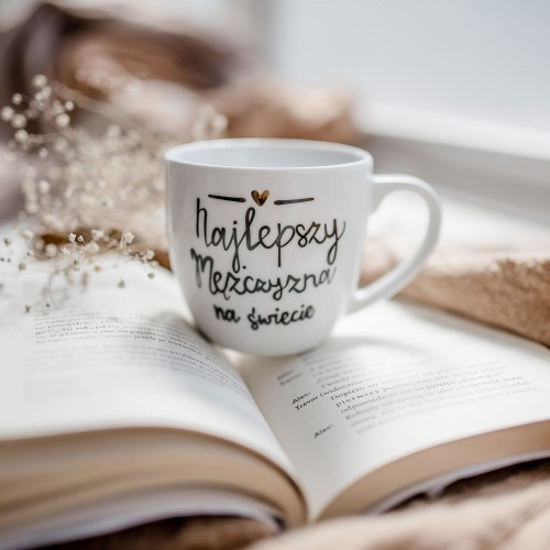Biały kubek porcelanowy 300 ml - Złote serce i napis najlepszy mężczyzna na świecie na dzień mężczyzny dla mężczyzny