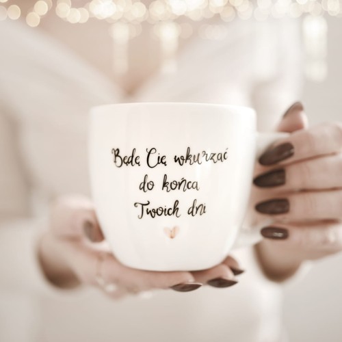 Biały kubek porcelanowy Nadzwyczajnie.pl ze złotym sercem i napisem Będę Cię wkurzać do końca Twoich dni — 300 ml