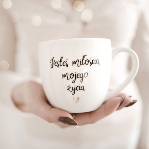 Biały kubek porcelanowy Nadzwyczajnie.pl ze złotym sercem i napisem Jesteś miłością mojego życia — 300 ml