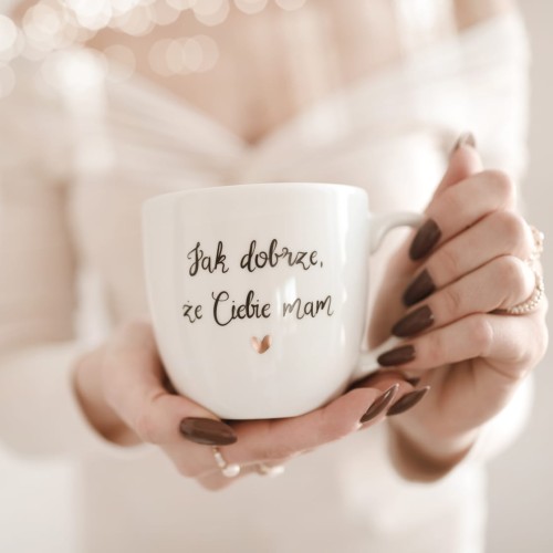 Biały kubek porcelanowy Nadzwyczajnie.pl ze złotym sercem i napisem Jak dobrze, że Ciebie mam — 300 ml