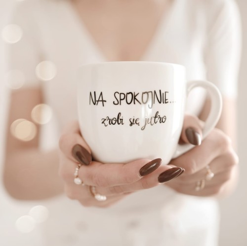 Biały kubek porcelanowy Nadzwyczajnie.pl ze złotym zdobieniem i napisem NA SPOKOJNIE... zrobi się jutro — 300 ml