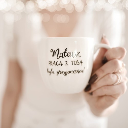 Biały kubek porcelanowy Nadzwyczajnie.pl ze złotym zdobieniem i napisem Imię + PRACA Z TOBĄ była przyjemnością! — 300 ml