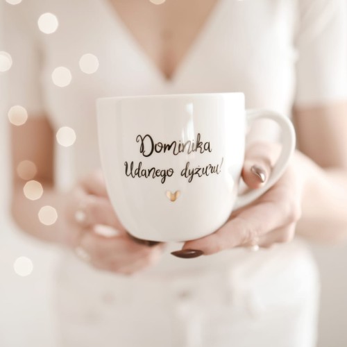 Biały kubek porcelanowy Nadzwyczajnie.pl ze złotym sercem i napisem Imię + Udanego dyżuru! — 300 ml