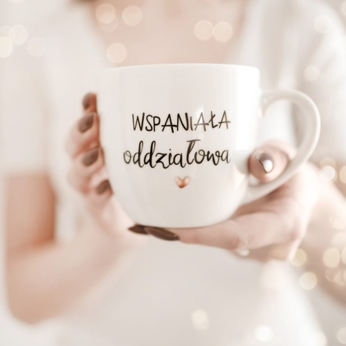 Biały kubek porcelanowy Nadzwyczajnie.pl ze złotym sercem i napisem WSPANIAŁA oddziałowa — 300 ml