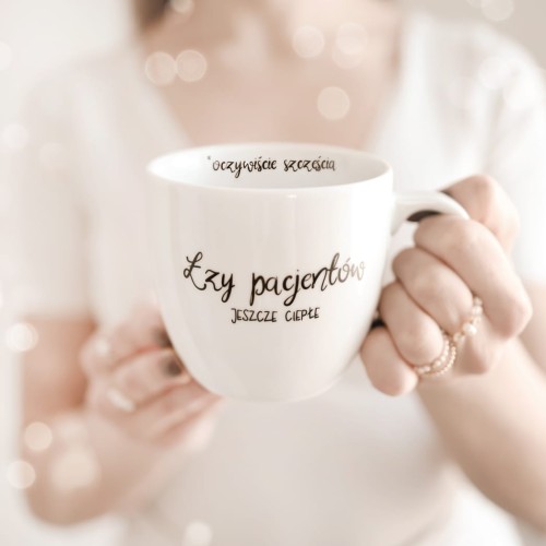 Biały kubek porcelanowy Nadzwyczajnie.pl ze złotym zdobieniem i napisem Biały Kubek Porcelanowy 300 ml - Napis Łzy