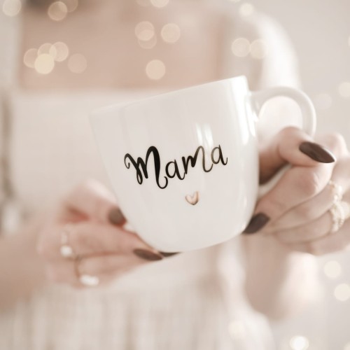 Biały kubek porcelanowy Nadzwyczajnie.pl ze złotym sercem i napisem Mama — 300 ml