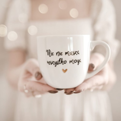 Biały kubek porcelanowy Nadzwyczajnie.pl ze złotym sercem i napisem Nic nie muszę wszystko mogę — 300 ml