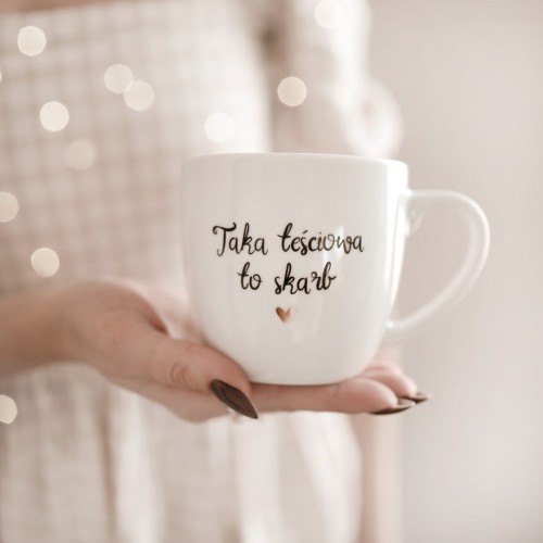 Biały kubek porcelanowy Nadzwyczajnie.pl ze złotym sercem i napisem Taka teściowa to skarb — 300 ml