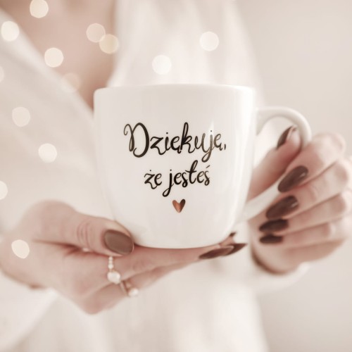 Biały kubek porcelanowy Nadzwyczajnie.pl ze złotym sercem i napisem Dziękuję, że jesteś — 300 ml