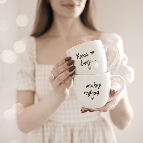Biały zestaw porcelanowy Nadzwyczajnie.pl ze złotym sercem i napisem kubków 300 ml - Kawa we dwoje... smakuje najlepiej —
