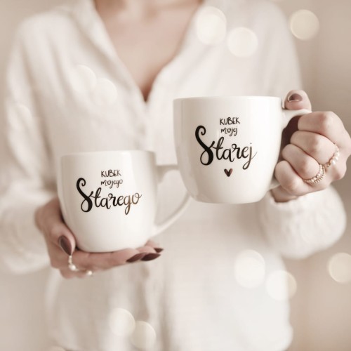 Biały kubek porcelanowy Nadzwyczajnie.pl ze złotym zdobieniem i napisem kubków 300 ml - Kubek mojej Starej/mojego Starego