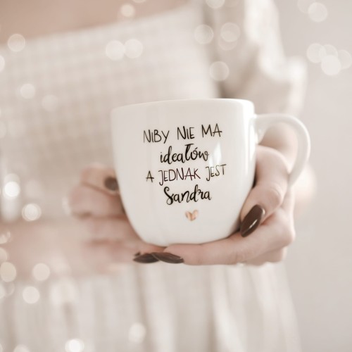Biały kubek porcelanowy Nadzwyczajnie.pl ze złotym sercem i napisem NIBY NIE MA ideałów A JEDNAK JEST + Imię — 300 ml