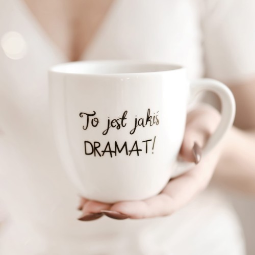 Biały kubek porcelanowy Nadzwyczajnie.pl ze złotym zdobieniem i napisem To jest jakiś DRAMAT! — 300 ml