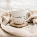 Biały Kubek Porcelanowy 300 ml - Napis Taka Przyjaciółka To Skarb i Złote Serduszka na Urodziny dla Przyjaciółki Biały kubek porcelanowy Nadzwyczajnie.pl ze złotym zdobieniem i napisem Biały Kubek Porcelanowy 300 ml - Napis Taka