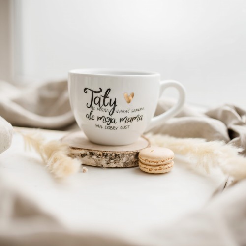 Biały kubek porcelanowy 500 ml - zabawny napis o tacie ze złotym sercem dla taty na dzień ojca