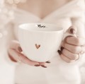 Biały Kubek Porcelanowy 500 ml - Napis Mamo na Dnie i Złote Serce dla Mamy na Dzień Matki Biały kubek porcelanowy Nadzwyczajnie.pl ze złotym sercem i napisem Biały Kubek Porcelanowy 500 ml - Napis Mamo na Dnie i