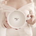 Biały Kubek Porcelanowy 500 ml - Napis Mamo na Dnie i Złote Serce dla Mamy na Dzień Matki Kubek porcelanowy ze złotym sercem Biały Kubek Porcelanowy 500 ml - Napis Mamo na Dnie i dla Mamy na Dzień Matki