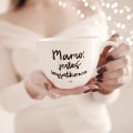 Biały kubek porcelanowy 500 ml - motyw złotego serca i napisu mamo jesteś wyjątkowa dla mamy na Dzień Matki Biały kubek porcelanowy Nadzwyczajnie.pl ze złotym sercem i napisem Mamo jesteś wyjątkowa — 500 ml